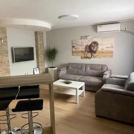 Leo Apartman Ni Kültér fotó